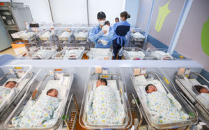 결혼·출산 늦어지자…가사노동 40세에 정점