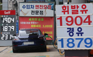 李, 석유 최고가격제 강화 주문…연장 무게