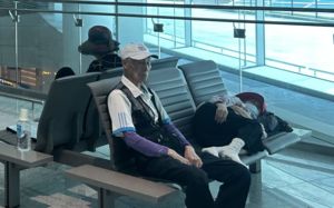 "은행은 불편해"…폭염에 공항 향하는 어르신들