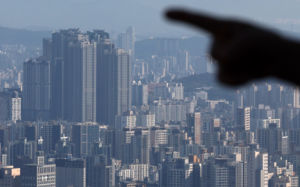 10·15대책 1년…한강변 거래 반토막·외곽 급증