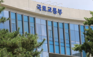 국토부 "강남 집값 떨어지고 매물 쌓여…안정 신호"