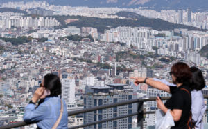 강남 집값 하락에 안정론 띄운 정부…외곽은 여전히 강세