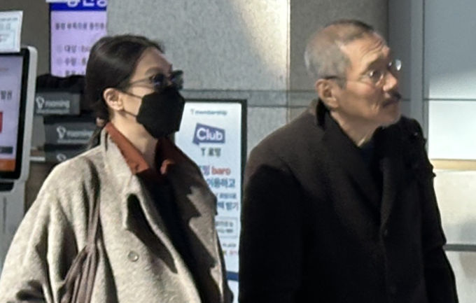 혼외자 아들과 공항서 포착 김민희·홍상수 목격담 확산