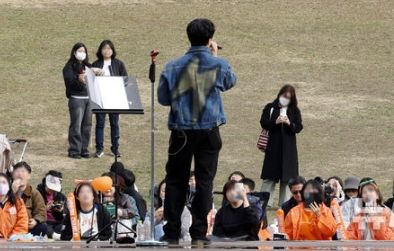 김동완, 구설에도 마이웨이 신화 28주년 버스킹 강행