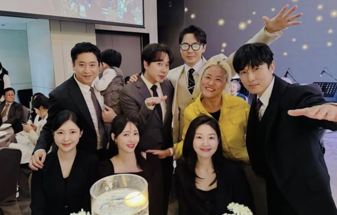 '신화' 멤버, 이민우 결혼식에 &nbsp;부부동반 집결…신혜성 빠져