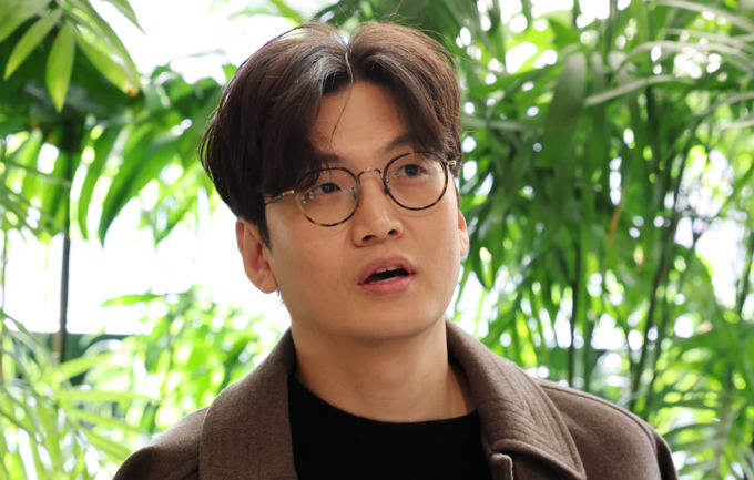 '성범죄 전과 의혹' 황석희 &nbsp; 방송 출연분 잇단 비공개