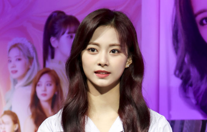 쯔위, JYP 떠나나 "재계약 여부 논의 중"