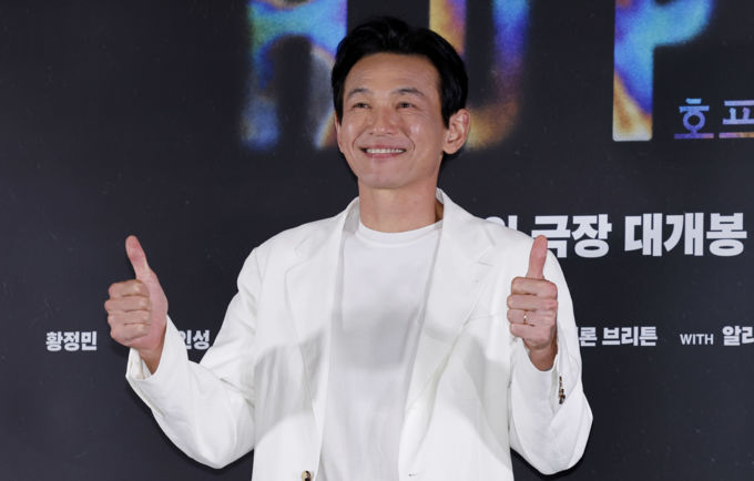 "스토커" vs "사적관계" 황정민·팬 입장 차이는