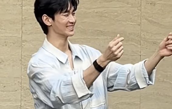 김수현, 1년만에 복귀 마침내 활짝 웃었다