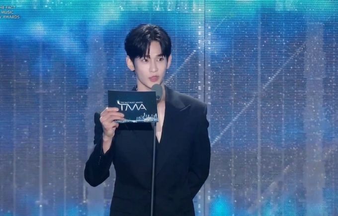 공식석상 등장한 김수현 임영웅에 트로피 건넸다