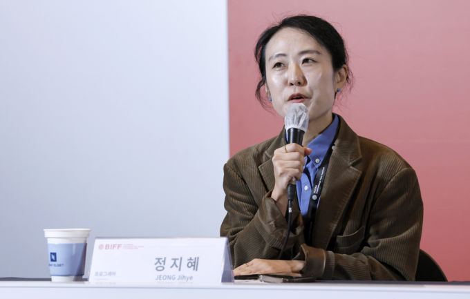 '암살자(들)' 논란 답변 거부 부산영화제, 질문도 가로챘다