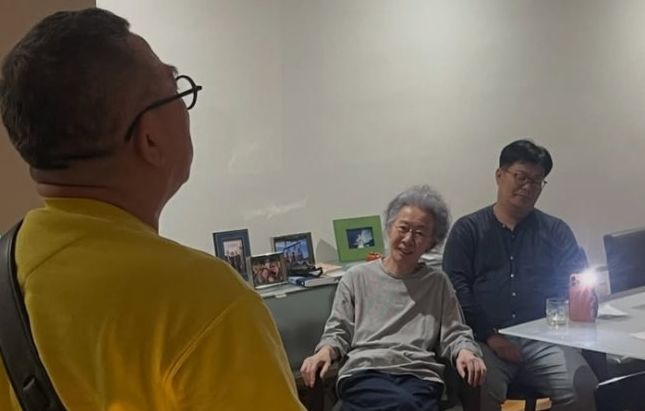  윤여정 팔순 잔치 열렸다 "우리끼리 조촐하게 치렀다"