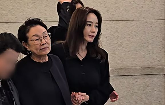 김혜수 "아빠 같은 존재" 故 최불암 빈소 지켰다