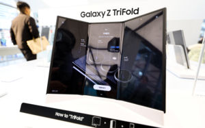 이젠 '희귀템'…두 번 접는 '삼성 트라이폴드' 안 판다
