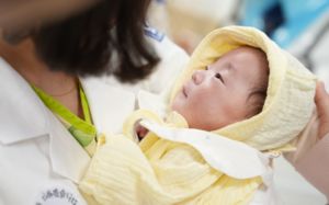 "버텨줘서 고마워"…500g 초극소아, 네차례 수술끝 퇴원