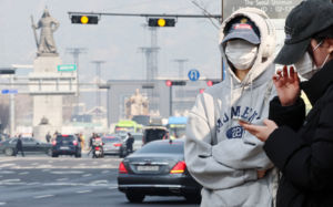 "맑아도 속지마세요" 곳곳에 초미세먼지…외출 주의보