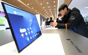 갤럭시 트라이폴드, 해외서 희귀템으로…美서도 단종 수순