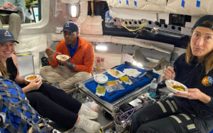 우주비행사들이 즐긴 최애 음식은 마카로니 앤 치즈