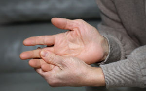 "아빠 왜 자꾸 손 떨어"…파킨스병 의심증상