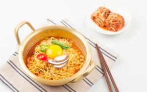 밤마다 찾아오는 야식 본능…범인은 '장내 세균'