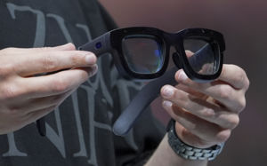 “팀 쿡 안경처럼?”…애플 글래스 디자인도 꽉 잡는다