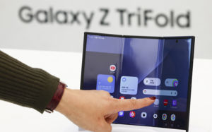 "더 넓게"…2번 접는 삼성 '트라이폴드', 와이드 입나