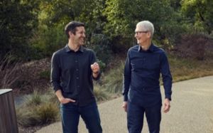 팀 쿡 애플 CEO 물러난다…이제 존 터너스 시대