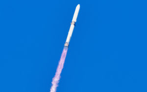 "로켓, 버리지 말고 다시 쓰자"…우주 배송 경쟁