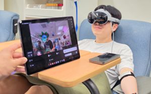 "주삿바늘 겁 안나요"…'삼성 갤럭시 XR'로 헌혈 공포 없앴다