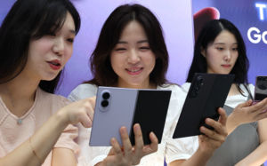 '아재폰' 옛말…2030 홀린 폴드8, 한 달 대기