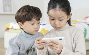 유튜브 보여 달라 보채는 아이…뇌 속 '이것' 때문