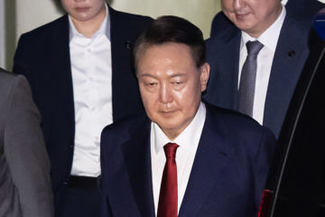 尹, 에어컨 없는 3평 독방 수감…아침 치즈빵·찐감자
