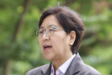 경찰, '정은경 배우자 코로나 수혜주 투자 의혹' 고발인 조사