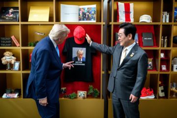트럼프 머그샷 굿즈에 시선 고정…한미 정상회담 사진 화제