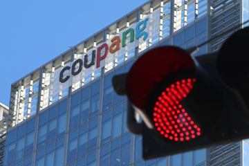 與 "쿠팡, 한국 팔이·미국 기업 호소…김범석, '도망의 경영' 멈춰야"