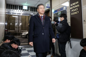 경찰, 통일교 前총무처장 10시간 조사…"정치후원금 질문"