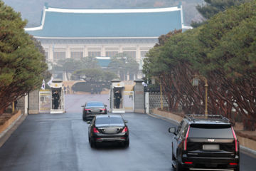 李, 청와대 본관 첫 출근…1330일만에 '용산 시대' 결별