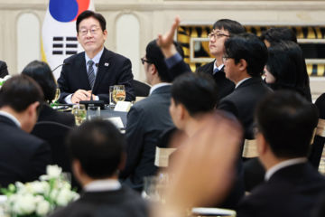 李 "中, 서해구조물 일부 철수할 것…공동수역 중간선 실무협의키로"