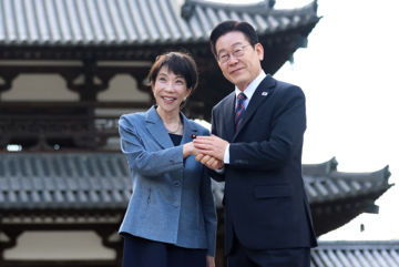 한일 셔틀외교 정착·과거사 진전…중일 갈등 속 '전략적 균형'