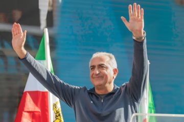 몰락 왕조의 왕세자 팔레비, 이란 시위 속 주도적 역할 모색