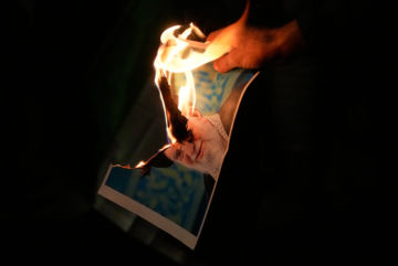 이란 시위대 "총격에 숨진 아내 안고 한 시간 반 걸어"