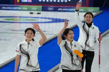 한국 여자 컬링, 영국에 9-3 완승…1패 뒤 2연승 질주