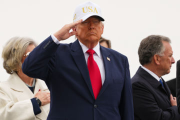 트럼프, 美 전사자 시신 인도식서 '골프 모자' 착용 논란