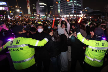 큰 사고 없이 마무리…하객 경찰버스·가스총 적발 해프닝