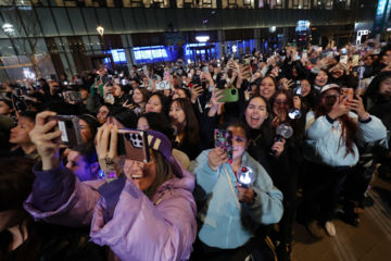 "4년 만이야"…광화문 아미들이 담아낸 BTS 사진 243만장