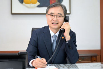 조현, 이란 외교장관과 통화…"호르무즈 항행 안전 보장 요구"