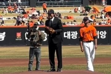 '코리안특급' 박찬호, 검은 양복·넥타이로 시구한 까닭은