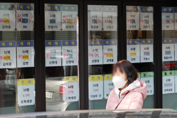 세금·대출 압박에 강남 '대장주' 아파트값도 꺾였다