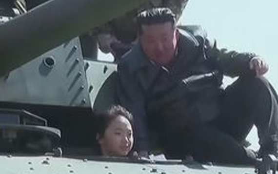 국정원 "김주애 탱크 조종, 김정은 오마주…후계서사 구축"