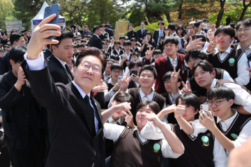 李 대통령 4·19 기념사…"민주주의 희생자들 더 찾아 포상"